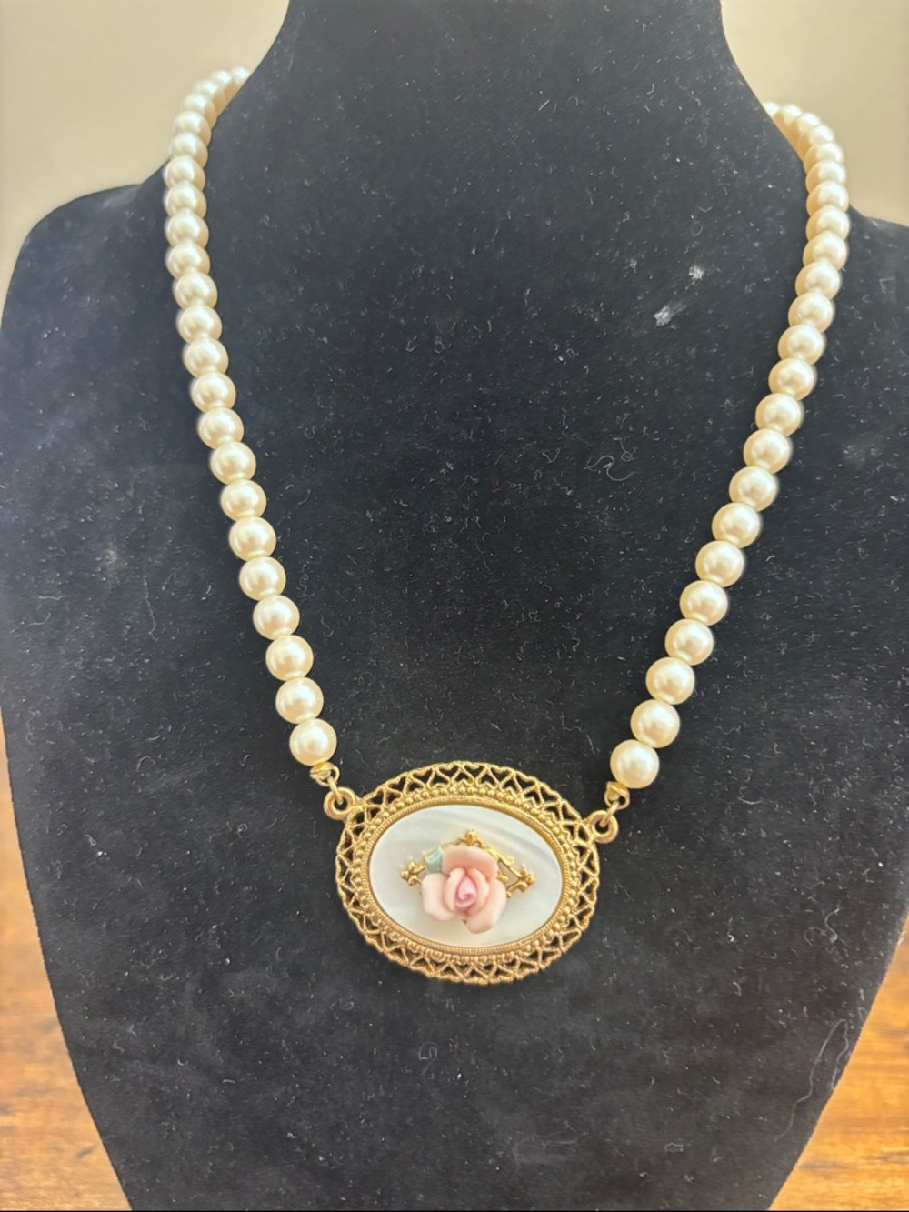 1928 Gold-Tone Pearl Necklace with Pink Rose Cameo